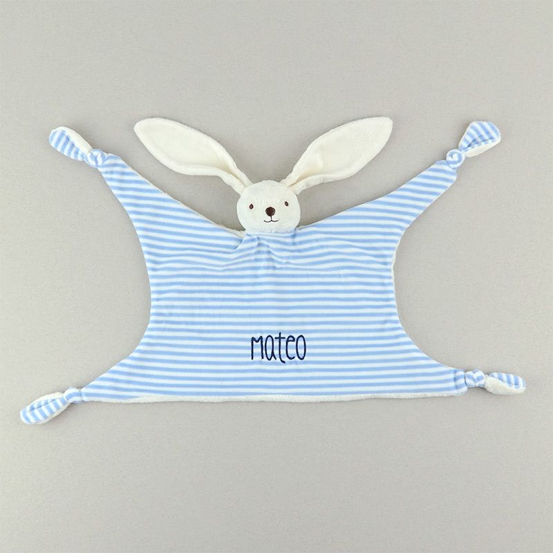 Manta de apego azul con rayas blancas, orejas de peluche blancas y nombre Mateo bordado.