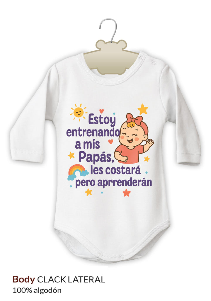 Body blanco de algodón para bebé con texto colorido y dibujo de niña sonriendo y estrellas alrededor.