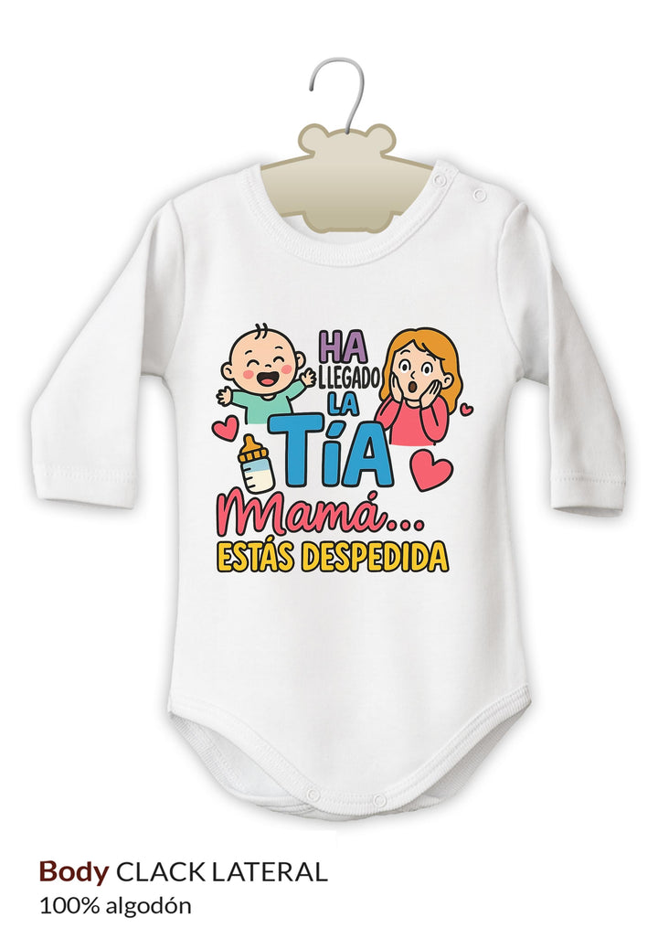 Body blanco de algodón con manga larga y texto colorido que dice "Ha llegado la tía, mamá estás despedida" con ilustraciones