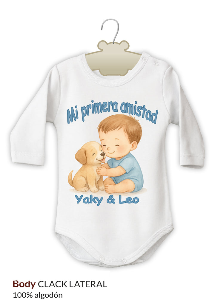 Body blanco de manga larga para bebé con ilustración de niño abrazando cachorro y texto azul "Mi primera amistad Yaky & Leo".