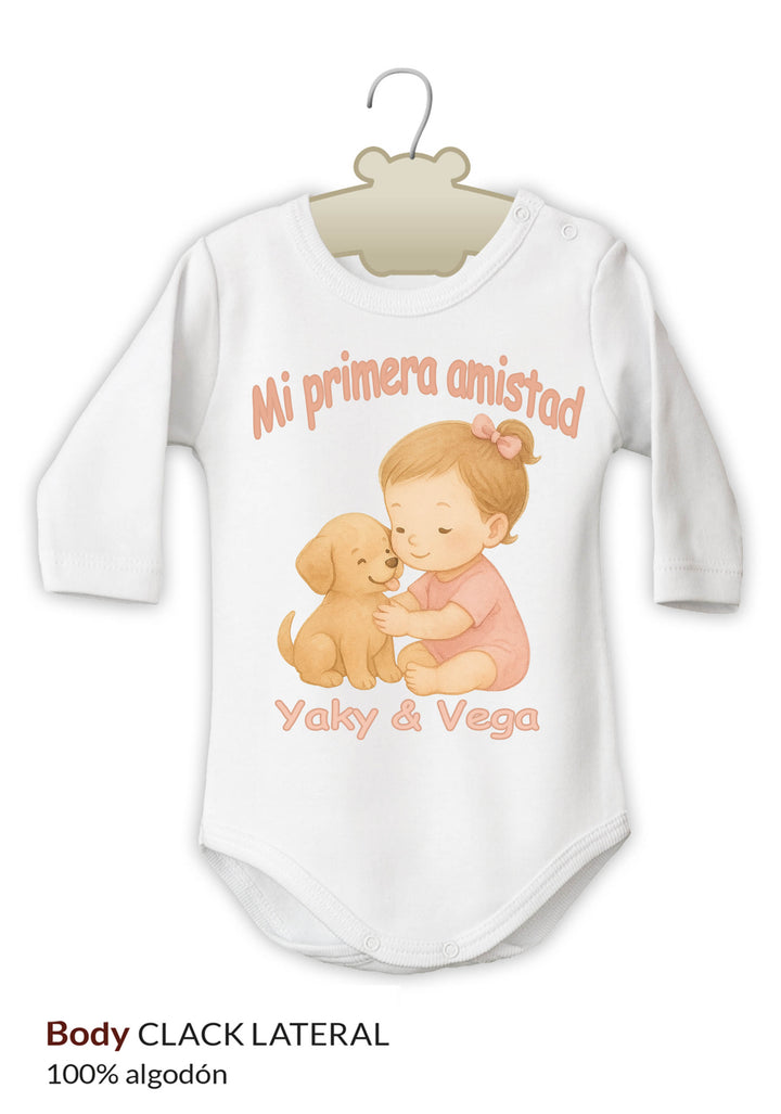 Body blanco de manga larga con ilustración de niña acariciando un cachorro y texto en rosa "Mi primera amistad Yaly & Vega".