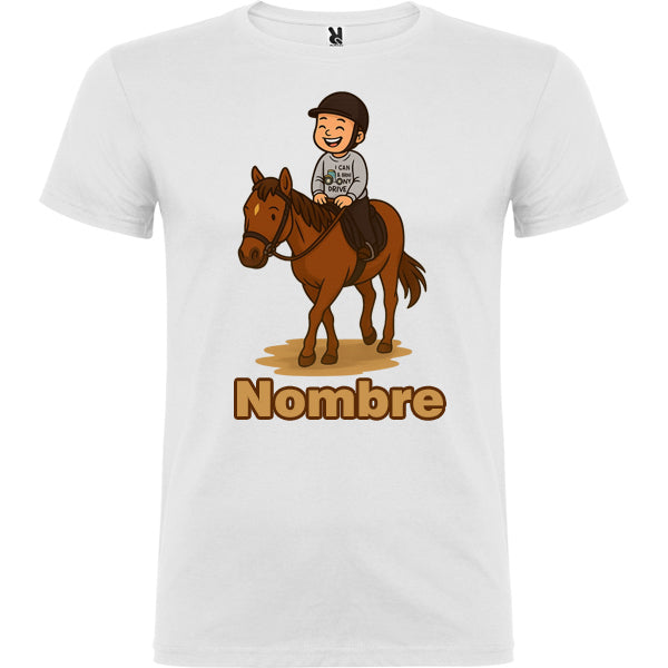 Camiseta blanca con dibujo personalizado de niño montando un caballo marrón y texto "Nombre" en color marrón debajo.