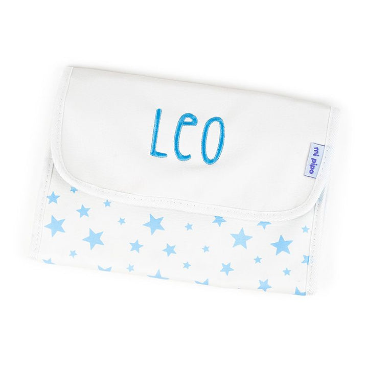 Portadocumentos blanco y azul con estrellas, personalizado con nombre "Leo" en azul, cierre de solapa.