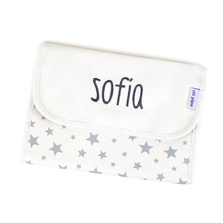 Portadocumentos gris claro con estampado de estrellas y nombre "Sofia" bordado en la solapa.