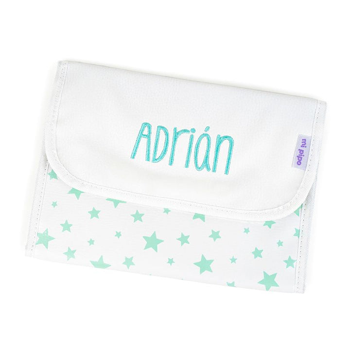 Portadocumentos blanco con estampado de estrellas menta y nombre Adrián bordado en azul celeste.