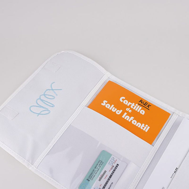 Portadocumentos gris con diseño de estrellas blancas, con bolsillos transparentes para tarjetas y documentos.