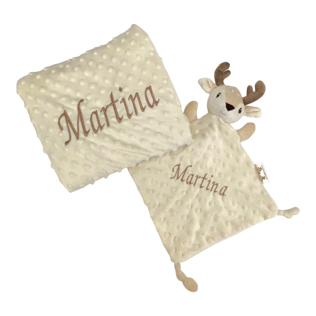 Manta beige texturizada con bordado "Martina" y doudou reno suave beige con detalles marrones.