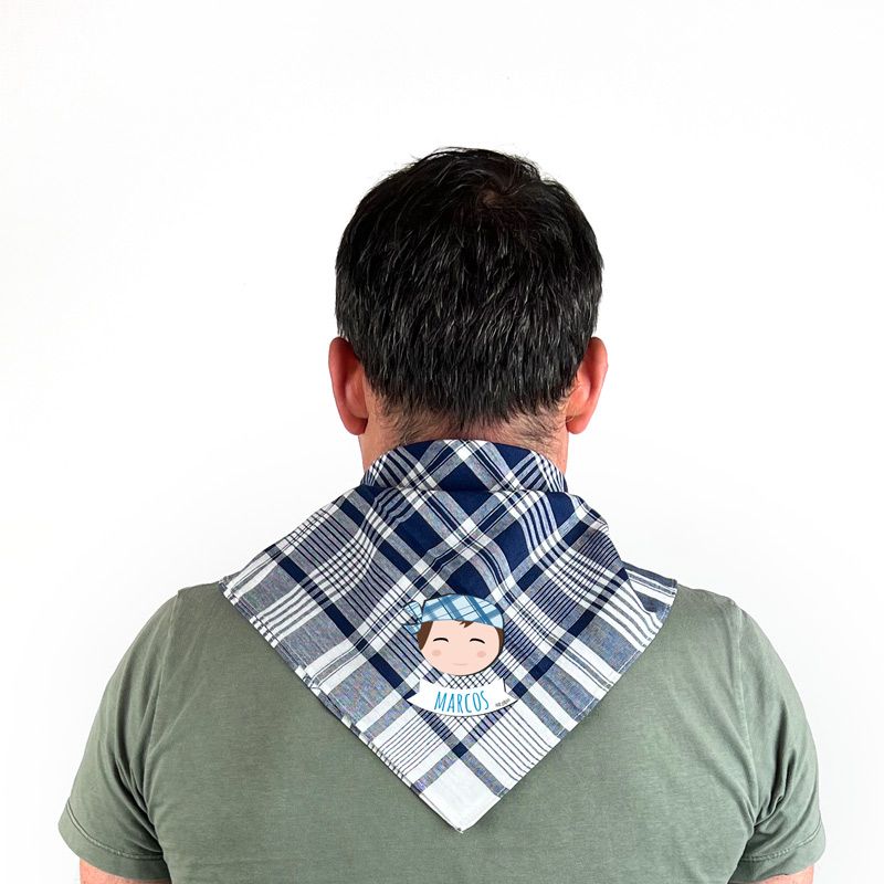 Pañuelo fallero azul y blanco con diseño de cuadros y dibujo de fallero bordado.