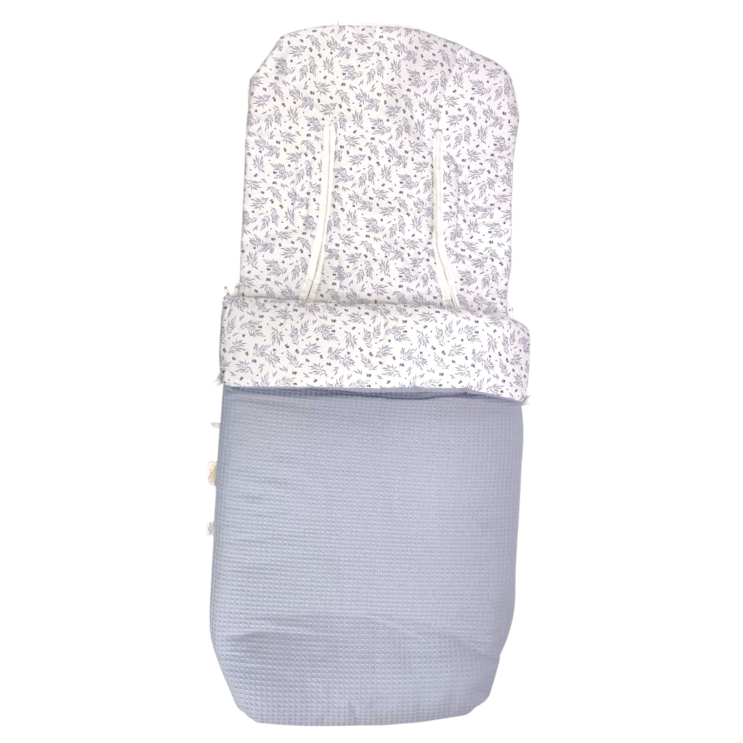 Saco para silla universal azul con estampado de espigas y diseño acolchado.