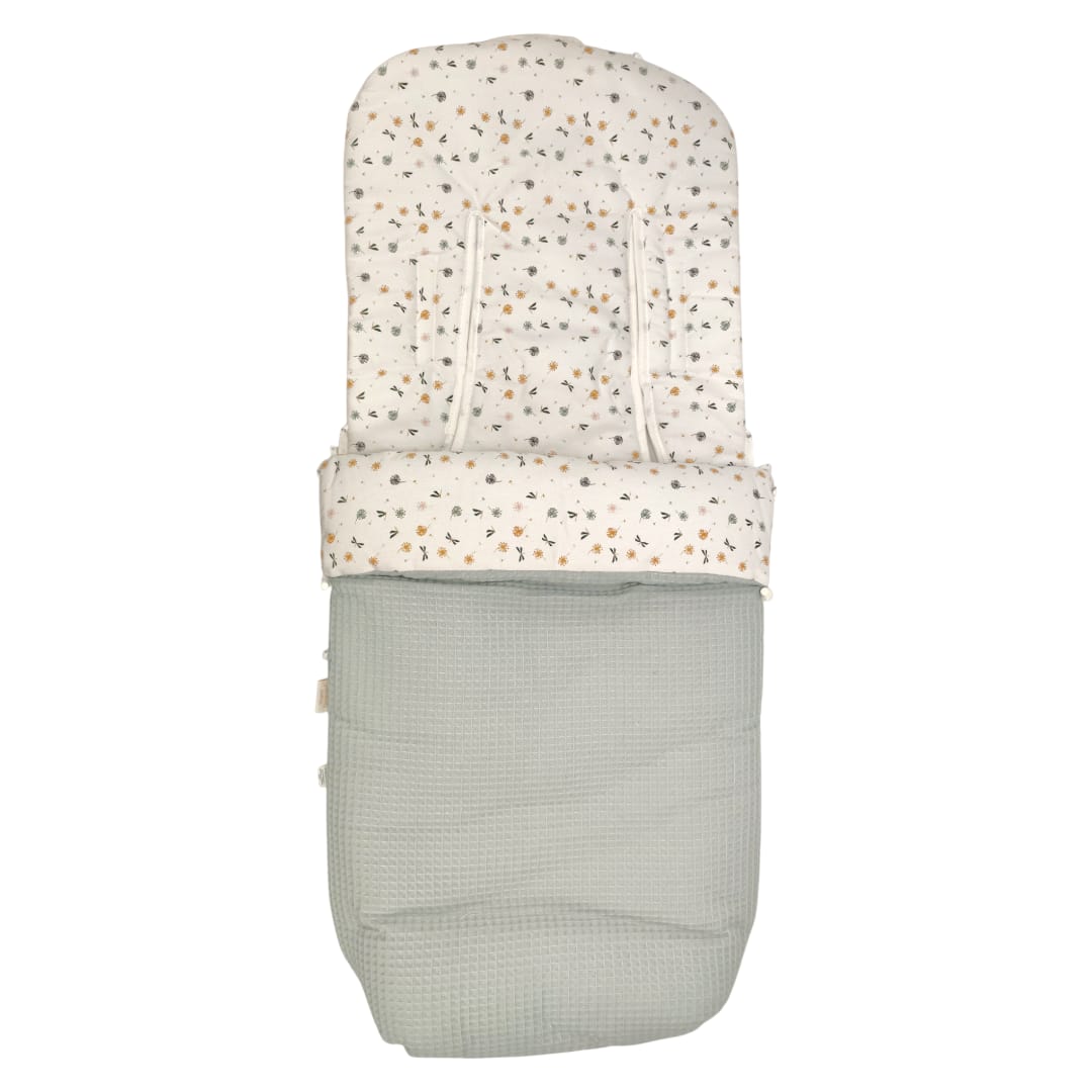 Saco para silla universal verde con parte superior acolchonada blanca y estampado de libélulas en tonos tierra.