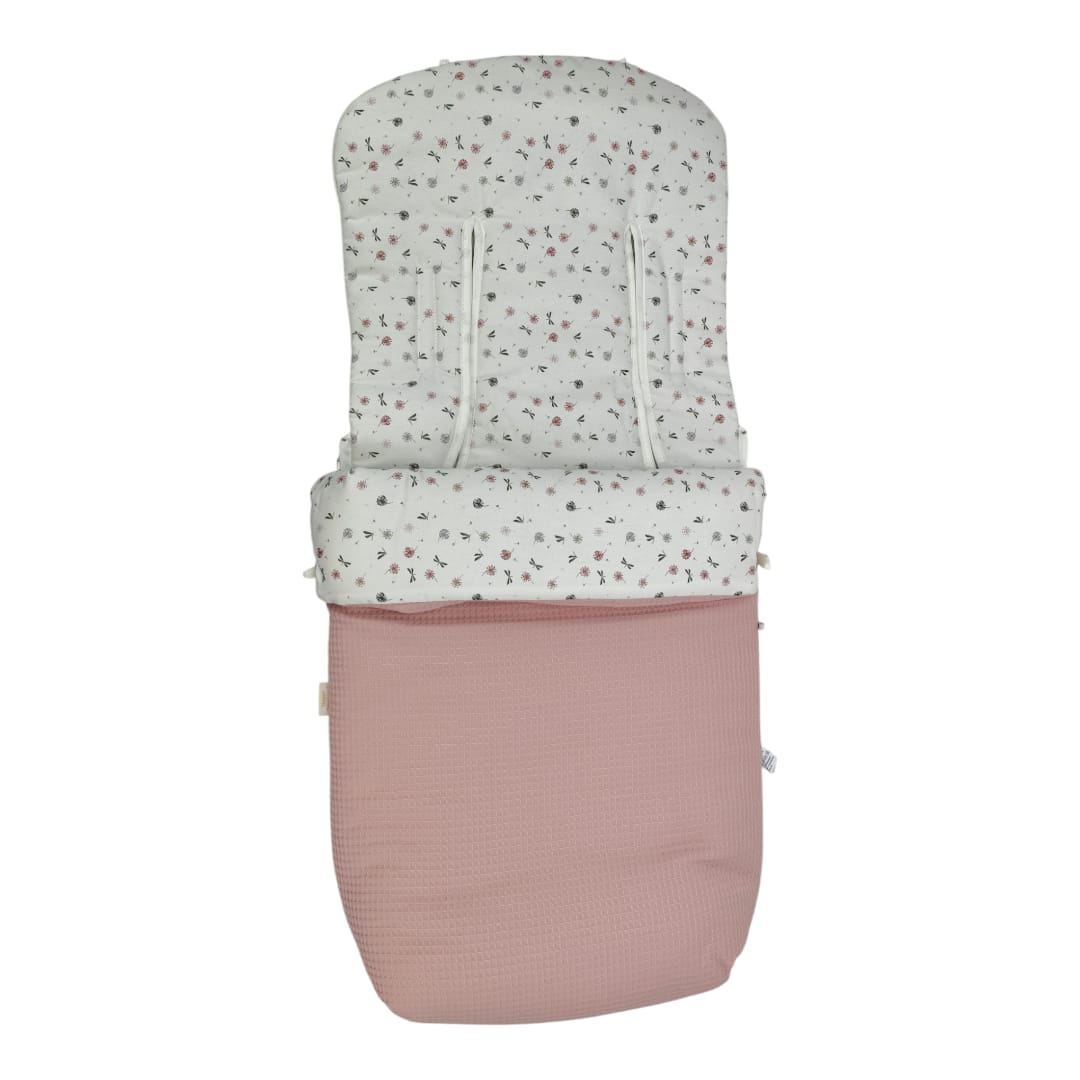 Saco para silla universal color rosa con diseño de libélulas pequeñas en parte superior blanca con espacio para arnés.