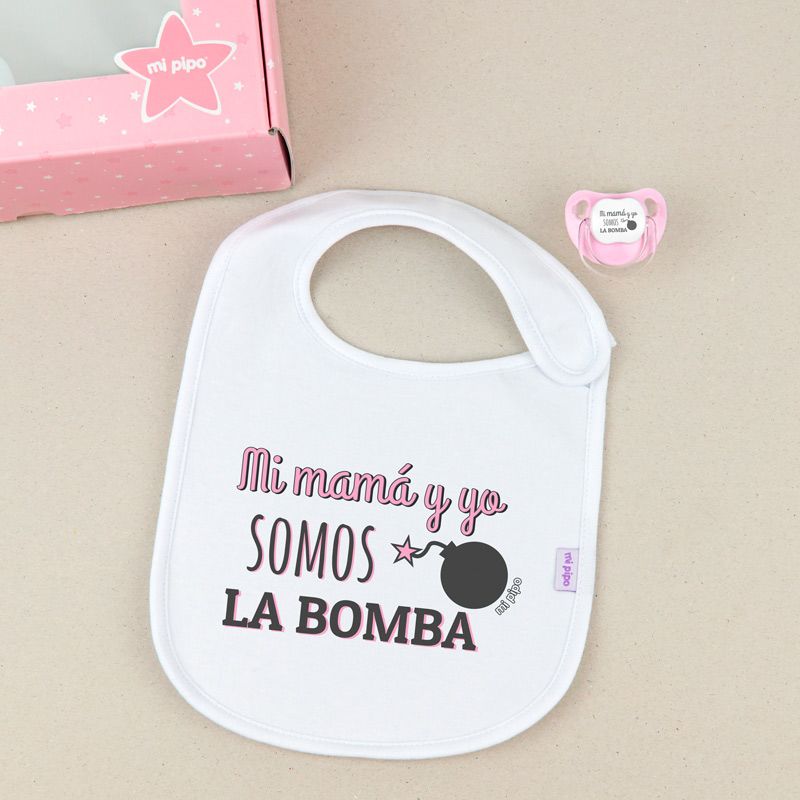 Cajita Babero + Chupete Mi Mamá y yo somos la bomba rosa - Mikeko