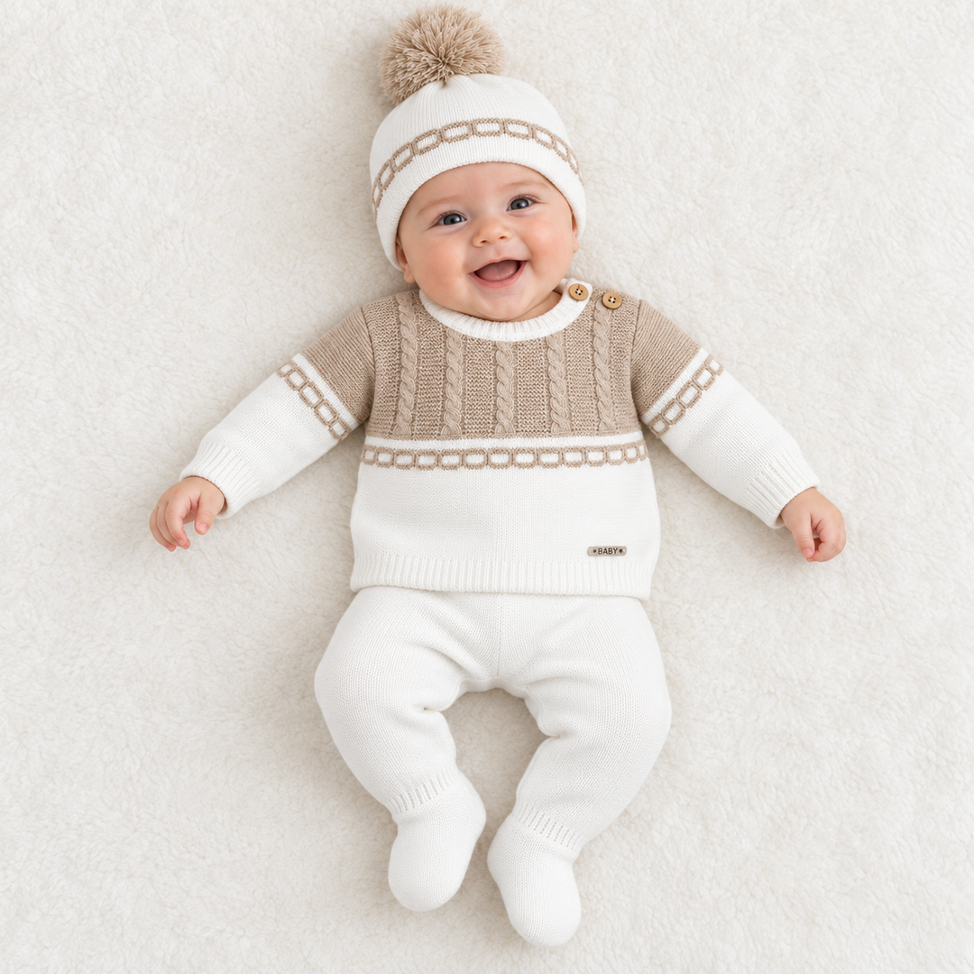 Conjunto bebé blanco y beige de punto con gorro de pompón