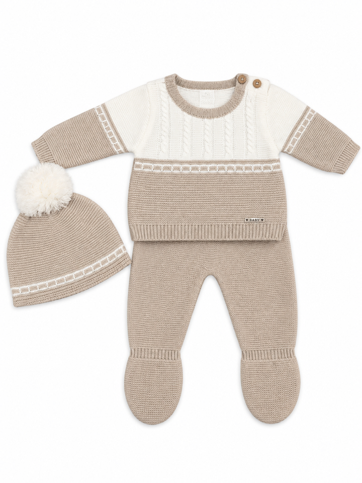 Conjunto bebé camel y marfil con trenzas y gorro de pompón