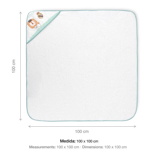 Capa de baño blanca con borde mint y logo de Real Madrid bordado en la capucha.