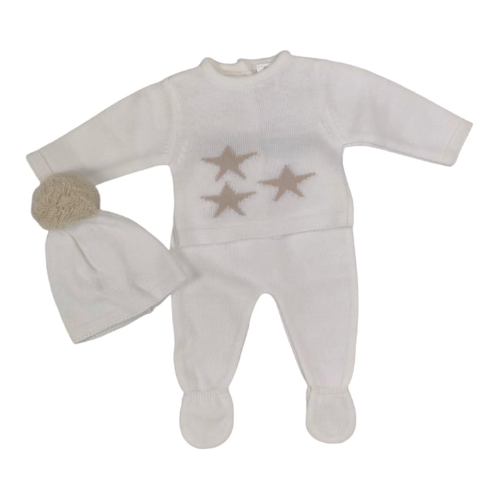 Conjunto de bebé de punto marfil con tres estrellas beige, incluye pantalón con pies y gorro con pompón beige.