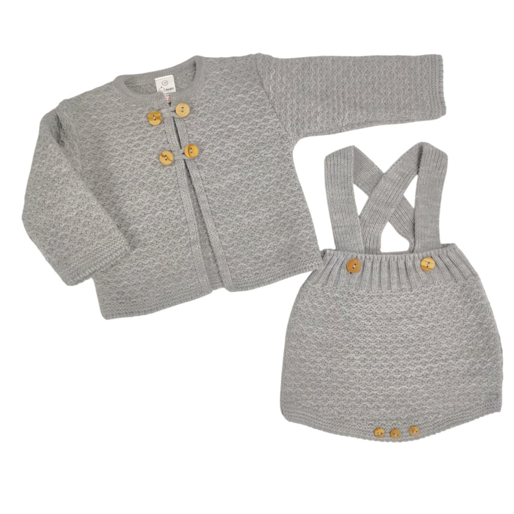 Conjunto gris de tejido acolchado con chaqueta de manga larga y peto con tirantes y botones de madera.