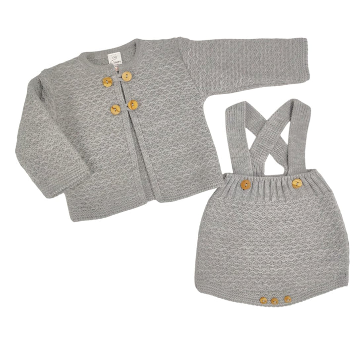Conjunto gris de tejido acolchado con chaqueta de manga larga y peto con tirantes y botones de madera.