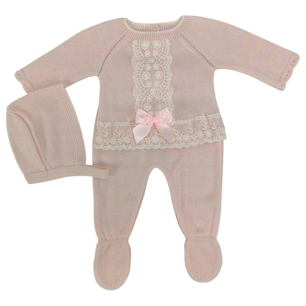 Conjunto rosa de punto con encaje y lazo, incluye gorro y polaina con pies cerrados.
