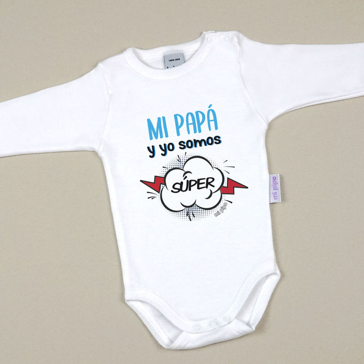 Body blanco de algodón para bebé con manga larga y texto azul y negro "Mi papá y yo somos súper" con diseño de nube y rayos.