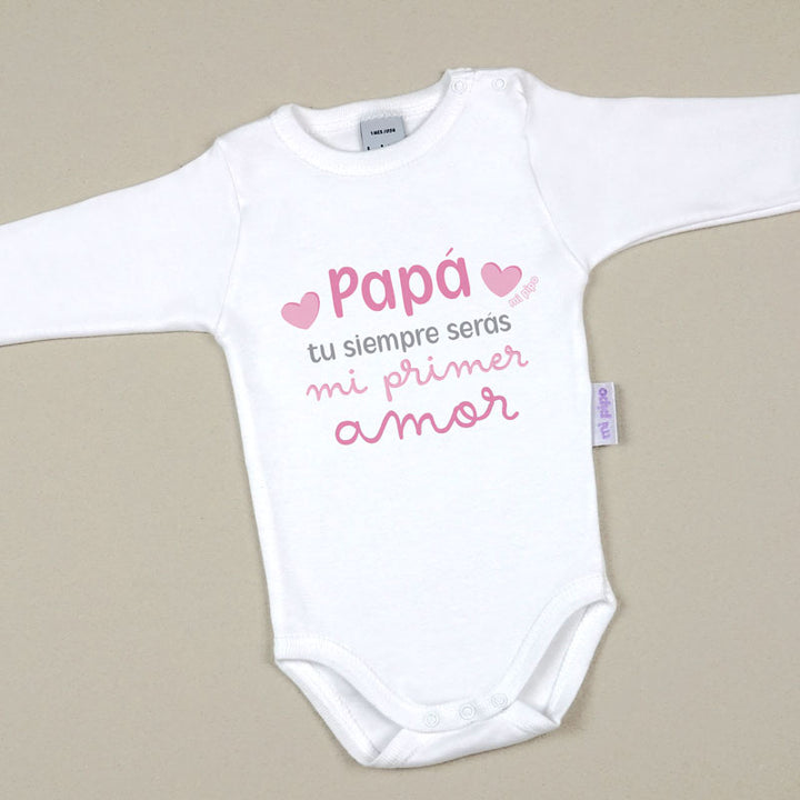 Body blanco manga larga para bebé con texto rosa "Papá tu siempre serás mi primer amor" y corazón pequeño.