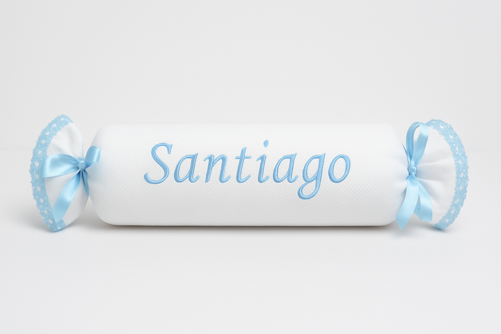 cojín personalizado con nombre bordado y puntillas celeste mikeko.es