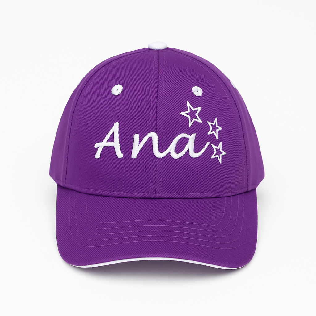Gorra personalizada para niño color morado con nombre Ana y estrellas bordadas en blanco
