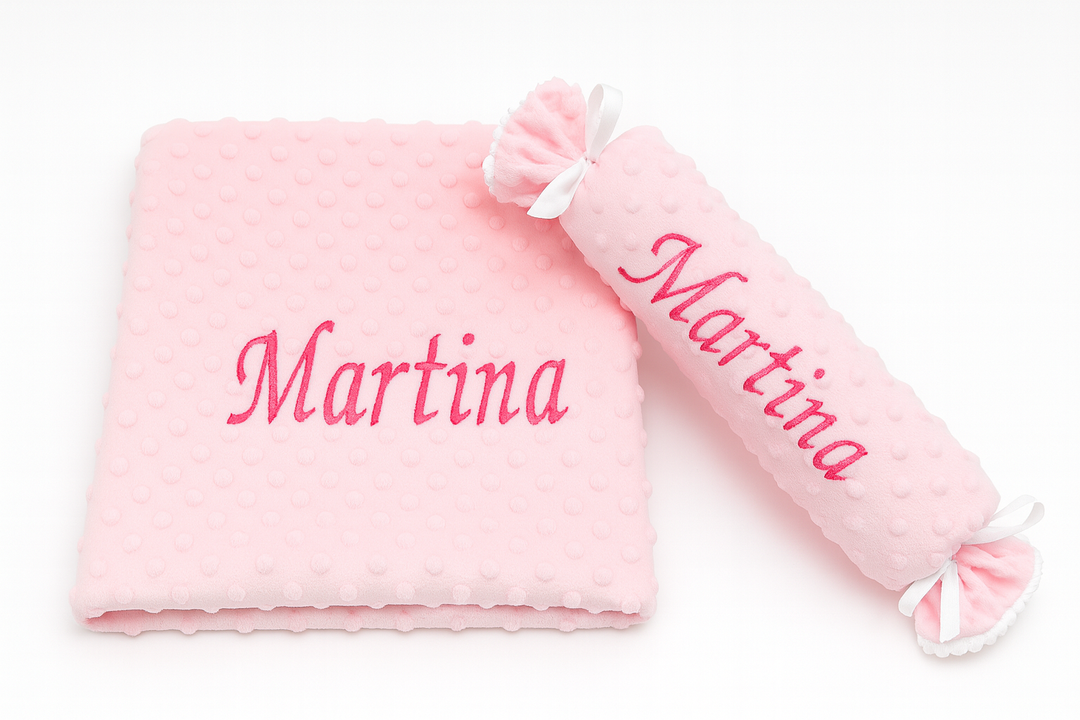 Manta y cojín antivuelco personalizados con nombre bordado
