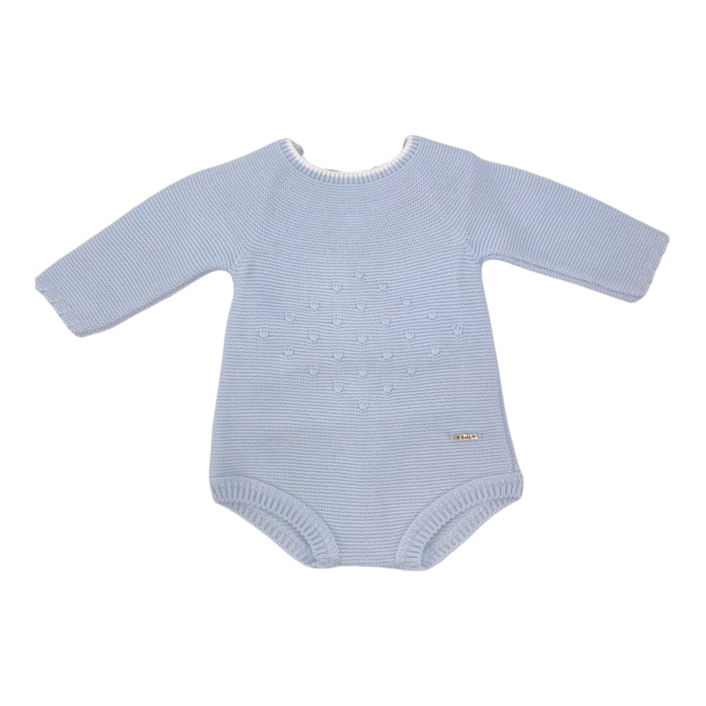 Pelele de punto celeste con manga larga y bordado sutil de copos de nieve en el pecho.