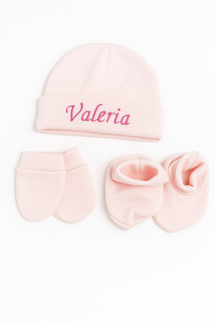 Pack de nacimiento personalizado – Gorro, manoplas y patucos con bordado