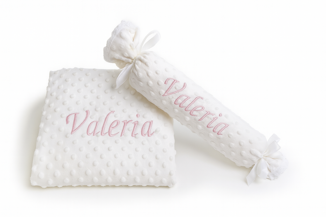 Manta y cojín antivuelco personalizados con nombre bordado