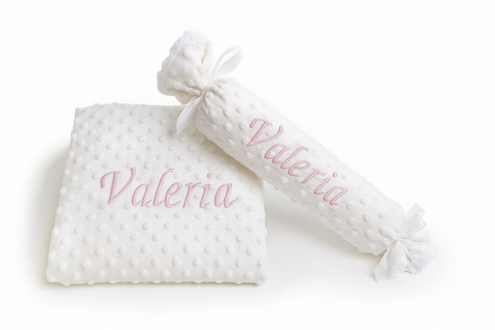 Manta y cojín antivuelco personalizados con nombre bordado