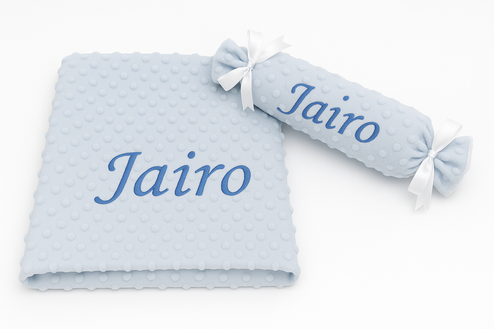 Manta y cojín antivuelco personalizados con nombre bordado