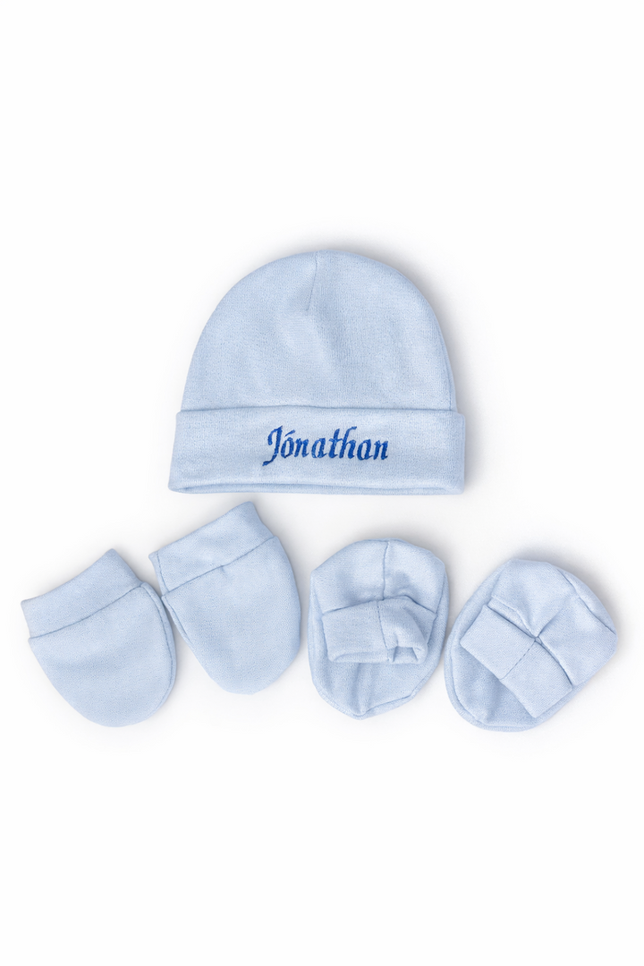 Pack de nacimiento personalizado – Gorro, manoplas y patucos con bordado