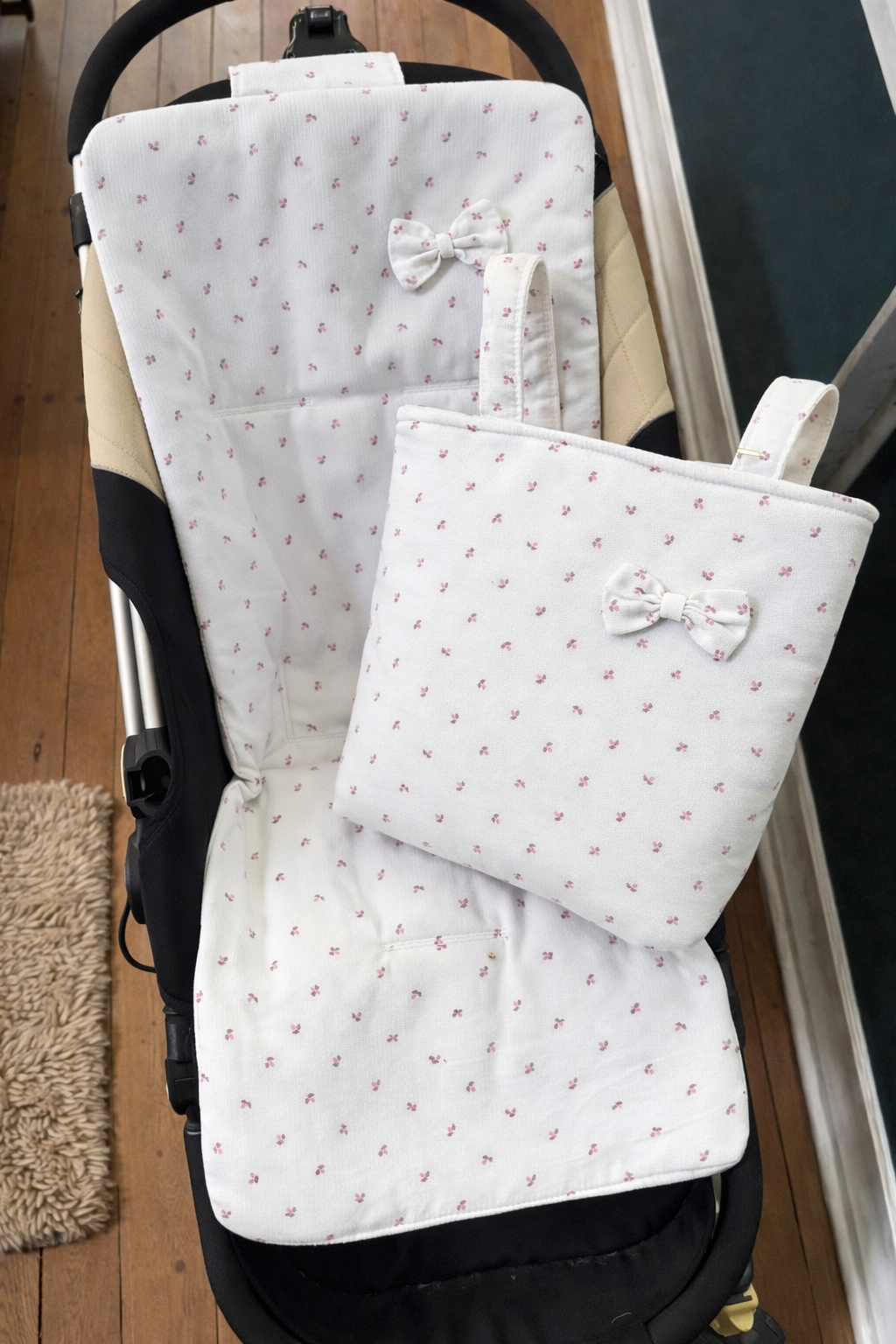 Set colchoneta + bolso flores rosa para carrito de bebé