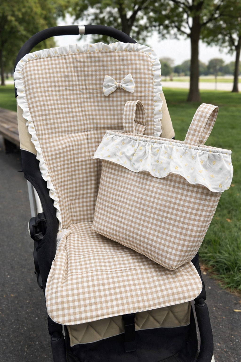 Set colchoneta + bolso vichy camel  para carrito de bebé