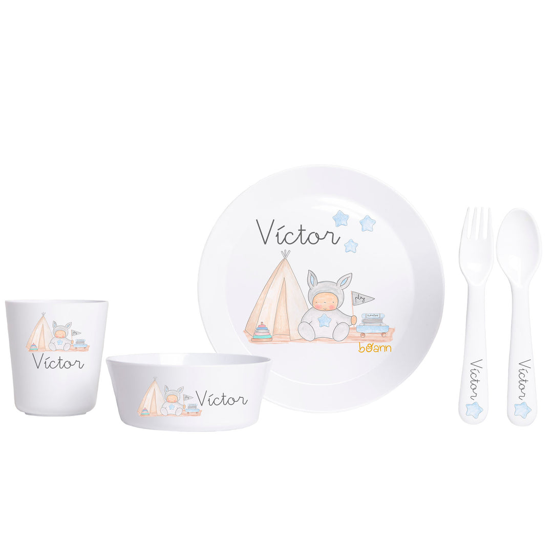 Vajilla Completa (Platos + Vaso + Cubiertos) diseño Camping Azul con Nombre Personalizado - Mikeko