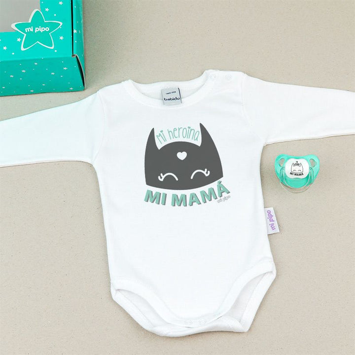 Cajita Divertida Body + Chupete Mi Heroína, Mi Mamá Menta, Azul o Rosa - Mikeko